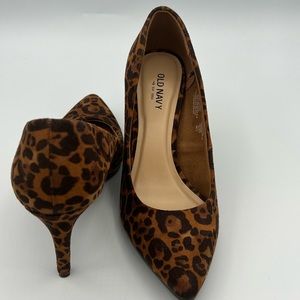 Suede pump leopard brow